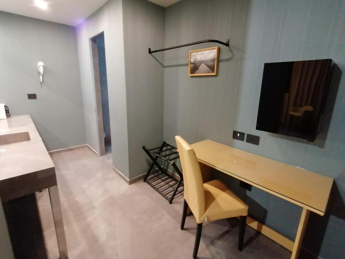 נולה Hotel Xbusiness מראה חיצוני תמונה